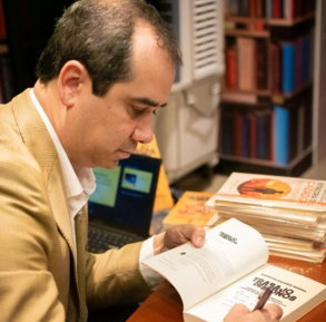 firmando.jpg