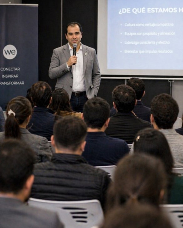 charla-varios-en-gris.jpg